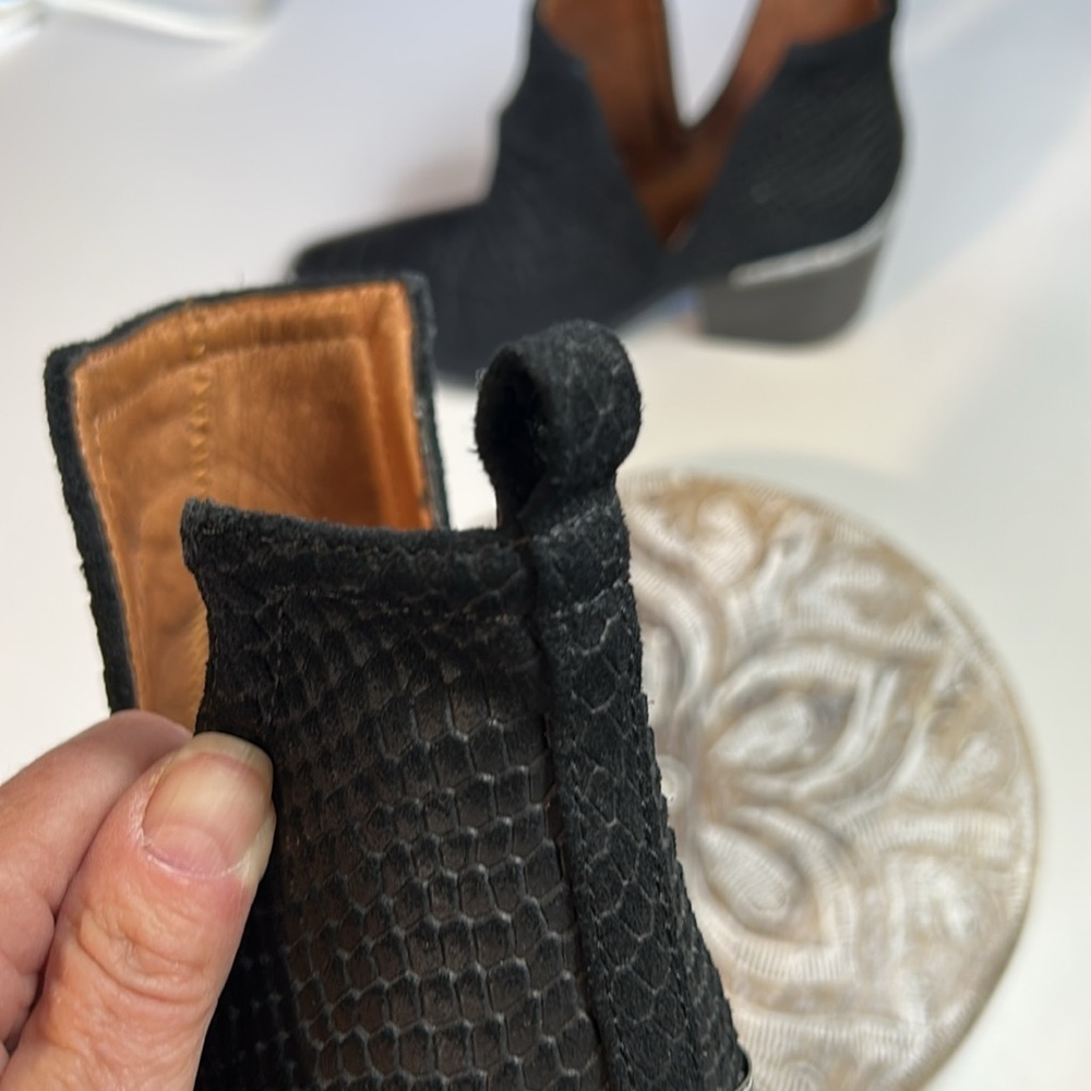 JEFFREY CAMPBELL BLACK SNAKESKIN DESIGN BOOTIES SIZE 6 - Picture 9 of 12
